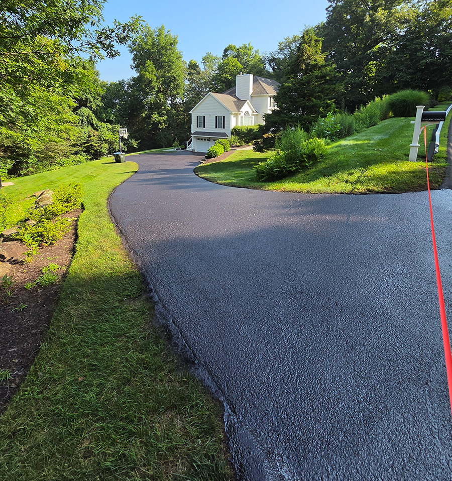 sealcoated-driveway-in-milford-ct