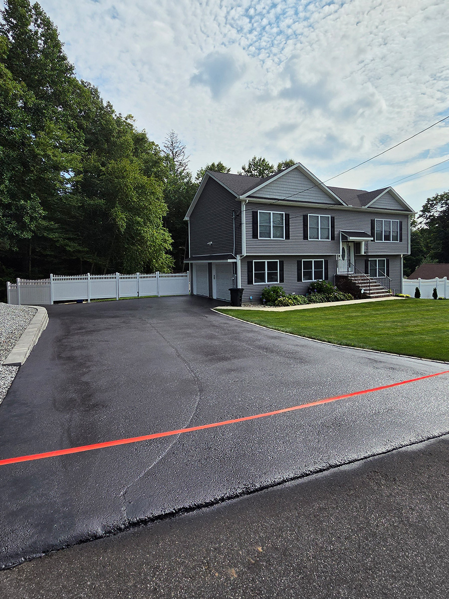 sealcoated-driveway-in-seymour-ct